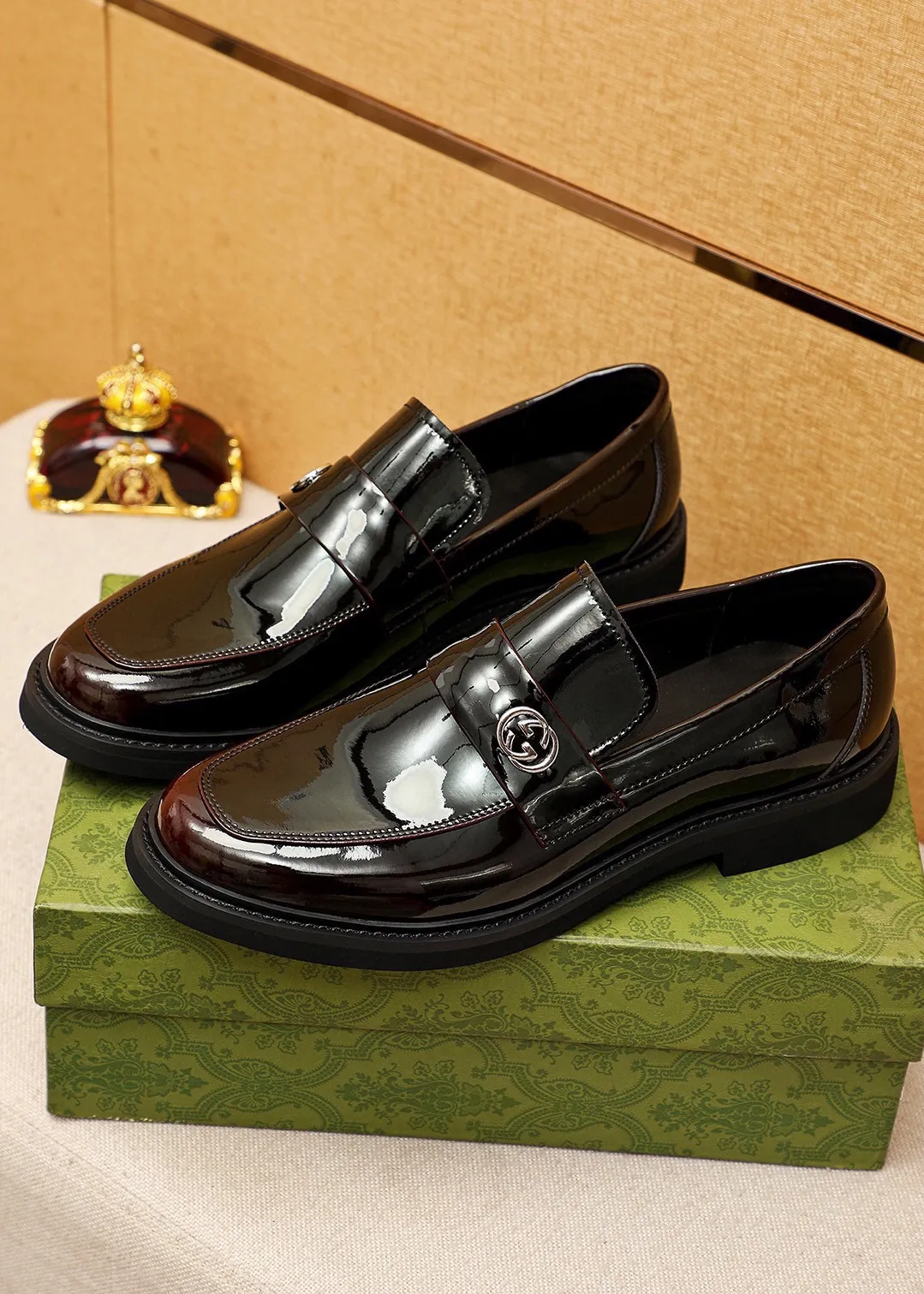 Men's shoes 💰560 💐 Product trademark: GUCCI "Gucci" casual leather shoes Regular size: 38-44 (45🉑️customized) Product materials: Selected imported first-layer open-edge beaded calfskin upper + classic hardware buckle, imported water-dyed cowhide leather lining. Strong three-dimensional visual effect, rubber outsole Color: 2⃣️colors available